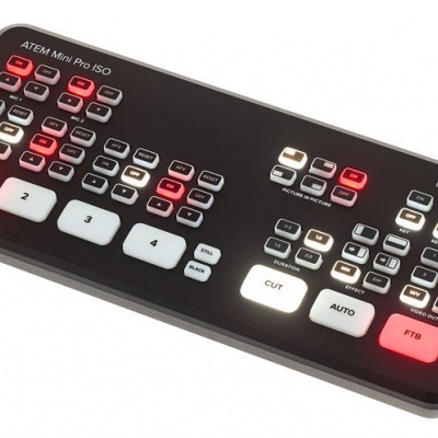 Controlador de video Blackmagic Design ATEM Mini Pro ISO preto com botões coloridos