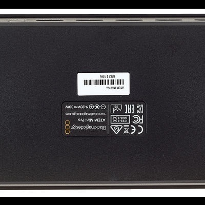 Teclado digital portátil preto visto de trás com etiquetas e símbolos de certificação