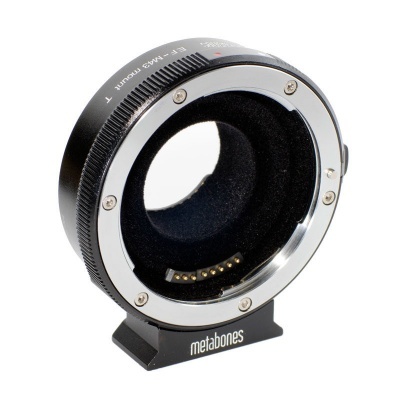 Adaptador Metabones preto e prata para objetiva de câmera