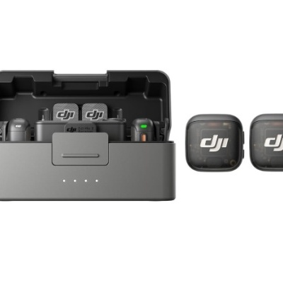 Estojo cinzento com dispositivo DJI e dois acessórios cinzentos transparentes ao lado, ambos com logótipo DJI.
