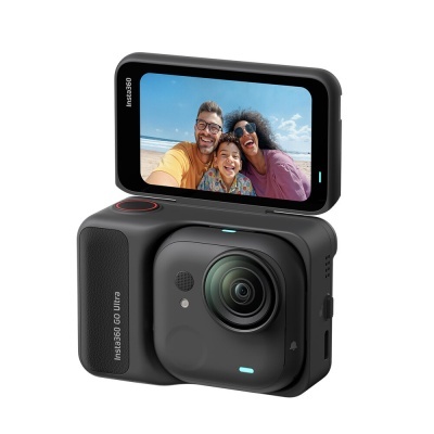 Máquina fotográfica de ação Insta360 GO Ultra preta com ecrã LCD mostrando selfie
