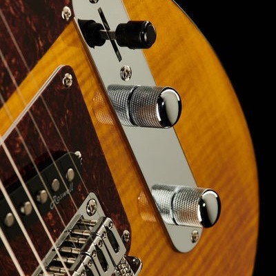 Guitarra elétrica com corpo amarelo flamejante e botões cromados