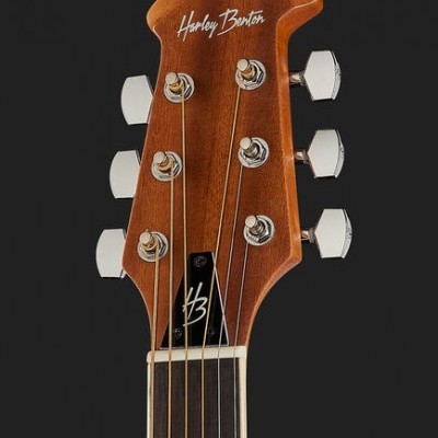 Cabeça de guitarra em madeira castanha com tarraxas metálicas prateadas e logotipos