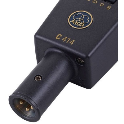 Conector XLR preto AKG C414 com três pinos