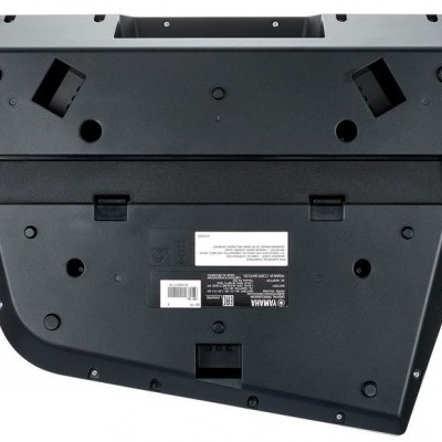 Base inferior preta do dispositivo Yamaha com etiquetas e parafusos