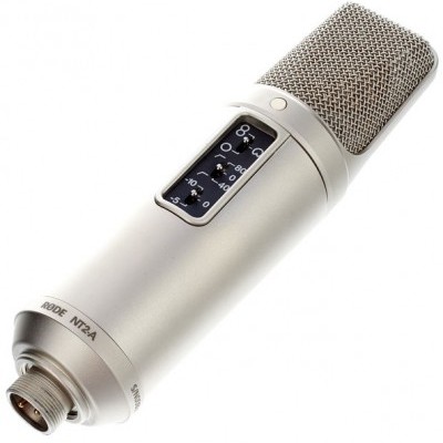 Microfone condensador Rode NT2-A prateado com painel de indicadores e grelha metálica.