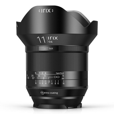 Objetiva fotográfica Irix 11mm f/4 preta com marcações brancas e parasol