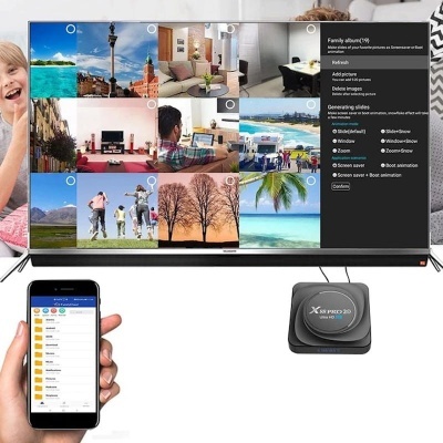 Televisor a mostrar várias fotografias, menu de software e dispositivo XR PROCO 2D com smartphone