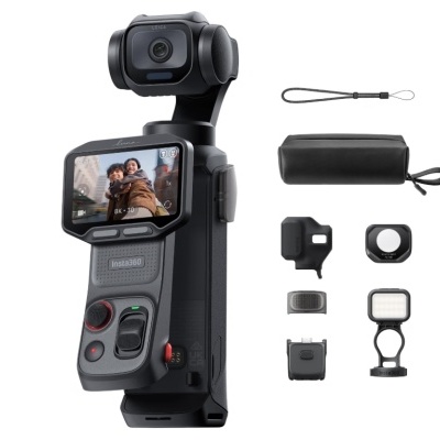 Câmara de ação Insta360 preta com ecrã LCD e acessórios numa superfície branca