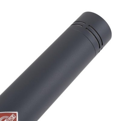 Tubo preto fosco com fendas e selo vermelho