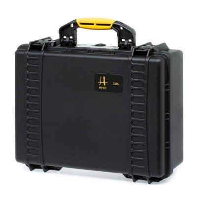 Mala rígida preta com pega amarela e etiqueta HPRC 2500