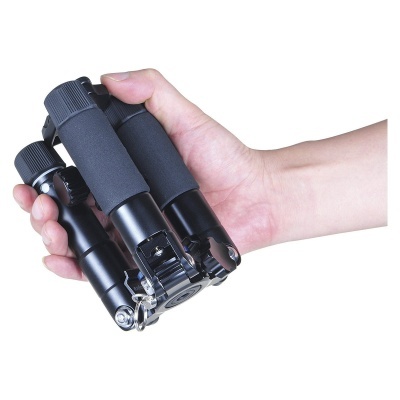 Tripé de bolso preto dobrável na mão