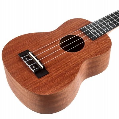 Ukelele de madeira castanha com quatro cordas brancas