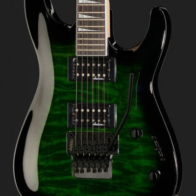 Guitarra elétrica verde e preta com textura de madeira e captadores pretos