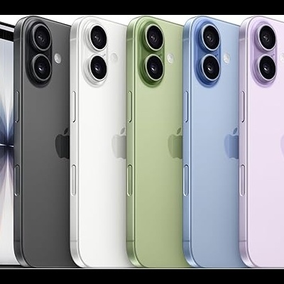 Cinco telemóveis Apple de cores variadas organizados em fila