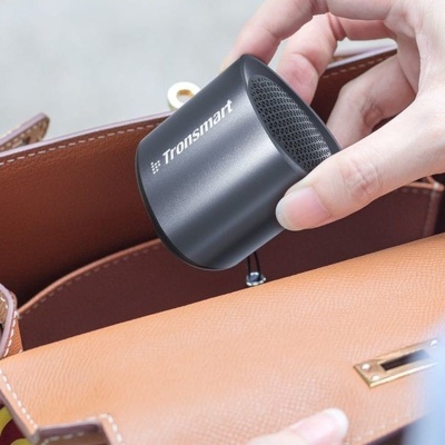 Coluna portátil Tronsmart preta dentro de mala de couro castanha clara