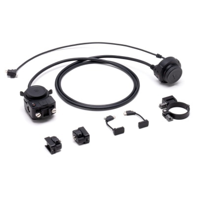 Conjunto de acessórios eletrónicos pretos com cabos e conectores em fundo branco