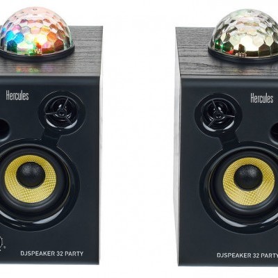 Colunas de áudio pretas com luzes de discoteca coloridas na parte superior