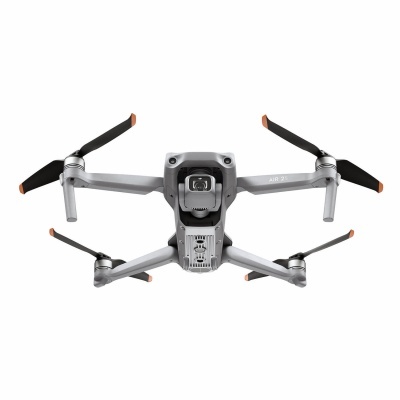 Drone cinzento com quatro hélices e câmara frontal sobre fundo branco