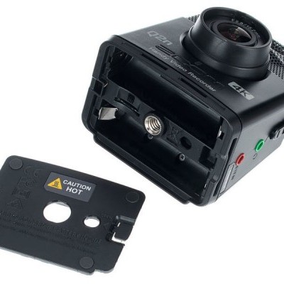 Câmara digital preta com lente e tampa removível com aviso de calor