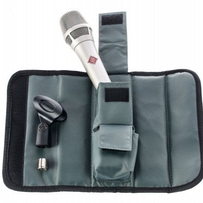 Microfone prateado com estojo cinza aberto e suporte preto