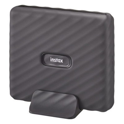 Suporte preto para impressora Instax com padrão diagonal e logótipo branco