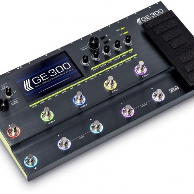 Pedaleira de guitarra GE300 preta com ecrã digital e pedais iluminados.