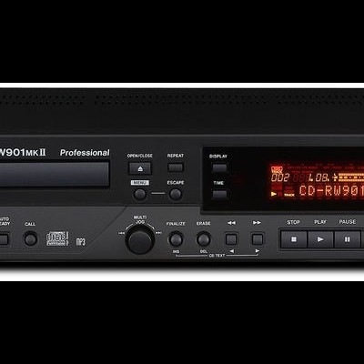 Leitor de CD profissional TASCAM CD-RW901MKII preto com painel cheio de botões e ecrã digital alaranjado
