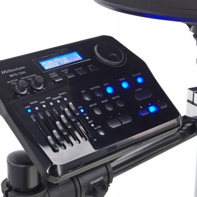 Módulo de controlo de bateria eletrónica preto com mostrador digital e botões iluminados