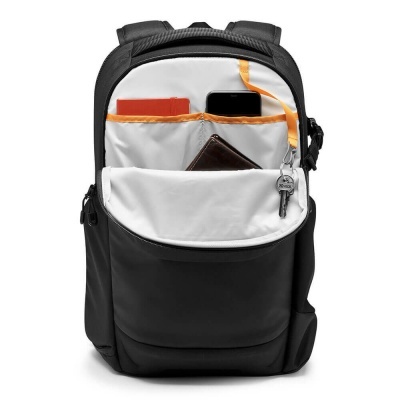 Mochila preta com interior cinza claro e bolsos laranja contendo carteira, telemóvel, caderneta e chave