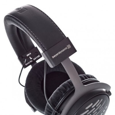 Auscultadores pretos beyerdynamic com almofadas e banda em pele sintética