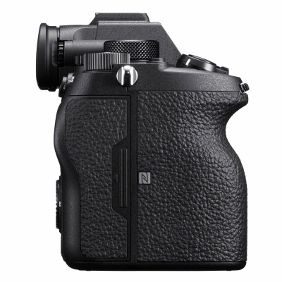 Máquina fotográfica digital preta com textura antiderrapante e botão metálico