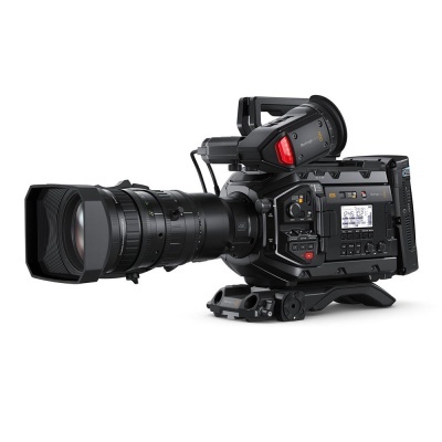 Câmara de vídeo profissional preta com lente ampla e visor digital