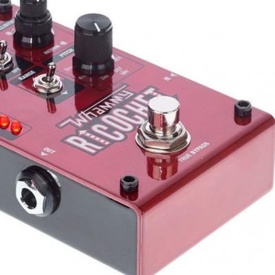 Pedal de guitarra vermelho e preto com botões e interruptor metálico.