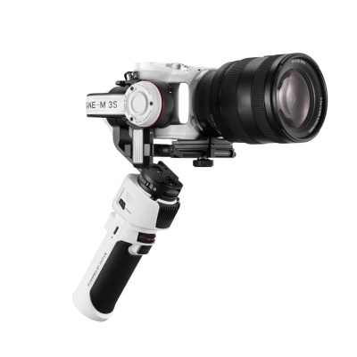 Câmara com lente montada em estabilizador branco