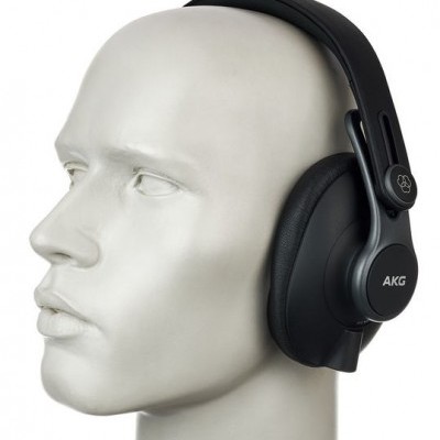 Auriculares circum-aurais AKG pretos numa cabeça de manequim branca