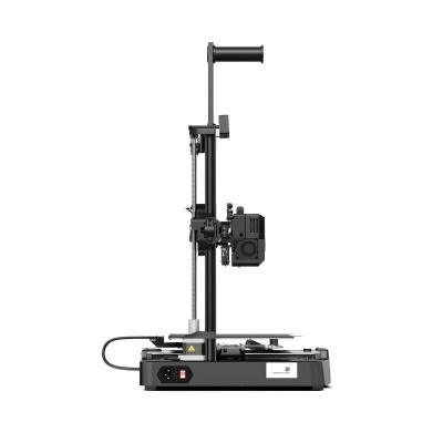 Impressora 3D preta com estrutura metálica e componentes visíveis