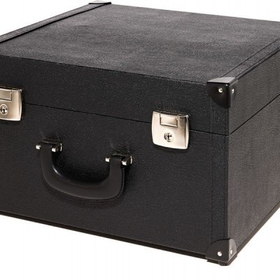 Mala preta quadrada com alça e fechos metálicos