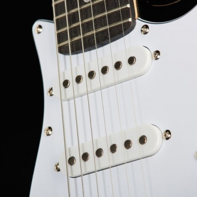 Guitarra elétrica preta com escudo branco e captadores brancos