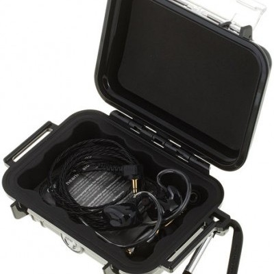 Fones de ouvido pretos em caixa preta dura com mosquetão