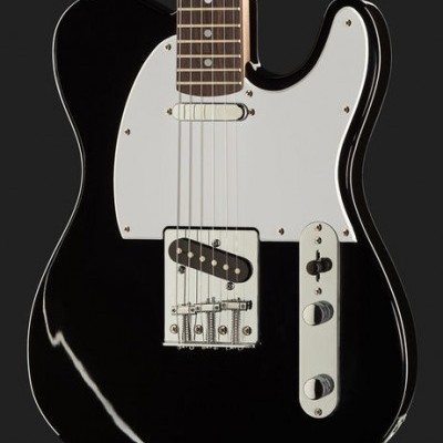 Guitarra elétrica preta com pickguard branco e botões cromados