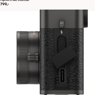 Lado da câmara Fujifilm X half Charcoal com tampa preta aberta para porta USB