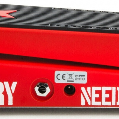 Pedal de efeito para guitarra vermelho com texto branco e superfície preta antiderrapante.