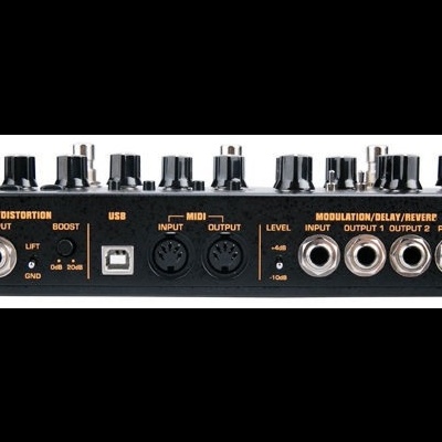 painel traseiro de dispositivo de áudio preto com múltiplas entradas e saídas etiquetadas