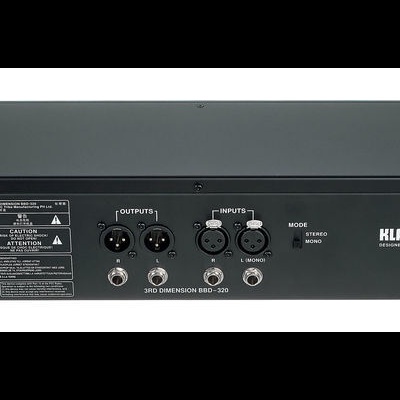 Aparelho eletrónico de áudio preto com conectores RCA e texto de instruções