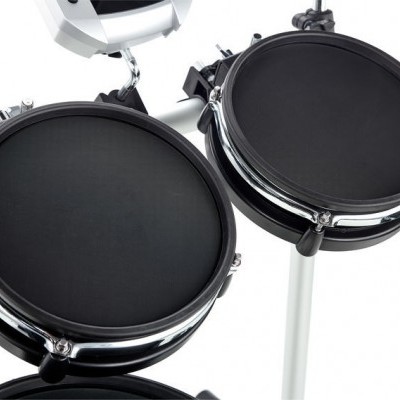 Tambores eletrónicos pretos com armações cromadas em suportes brancos