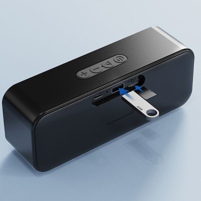 Coluna portátil preta com pen drive inserido