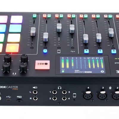 Mesa de mistura áudio profissional RODECASTER PRO com botões coloridos e ecrã LCD