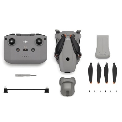 Drone DJI dobrável cinzento com acessórios sobre fundo branco