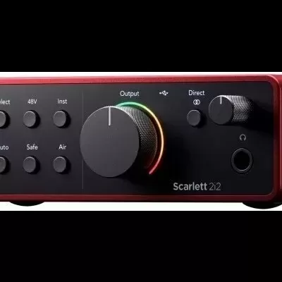 Interface de áudio Scarlett 2i2 vermelha com painel frontal preto e botões coloridos